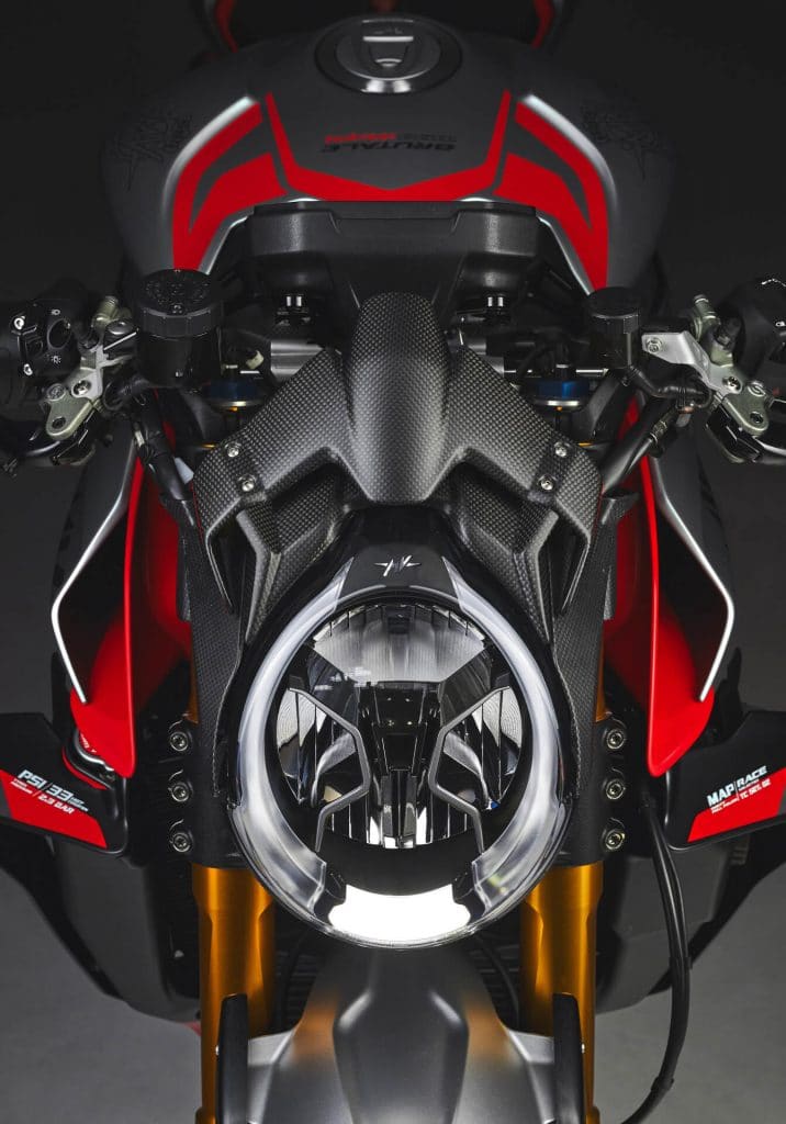 detalhe do farol da moto Brutale 1000