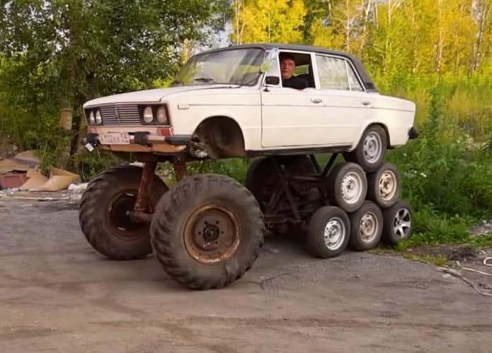 carro com 14 rodas estacionado