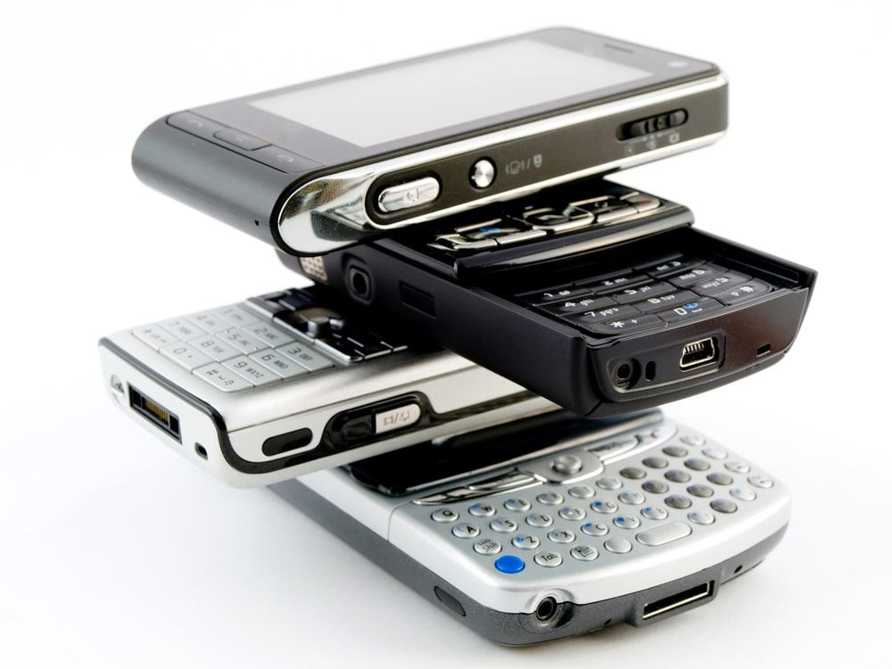 Celulares empilhados em um fundo branco