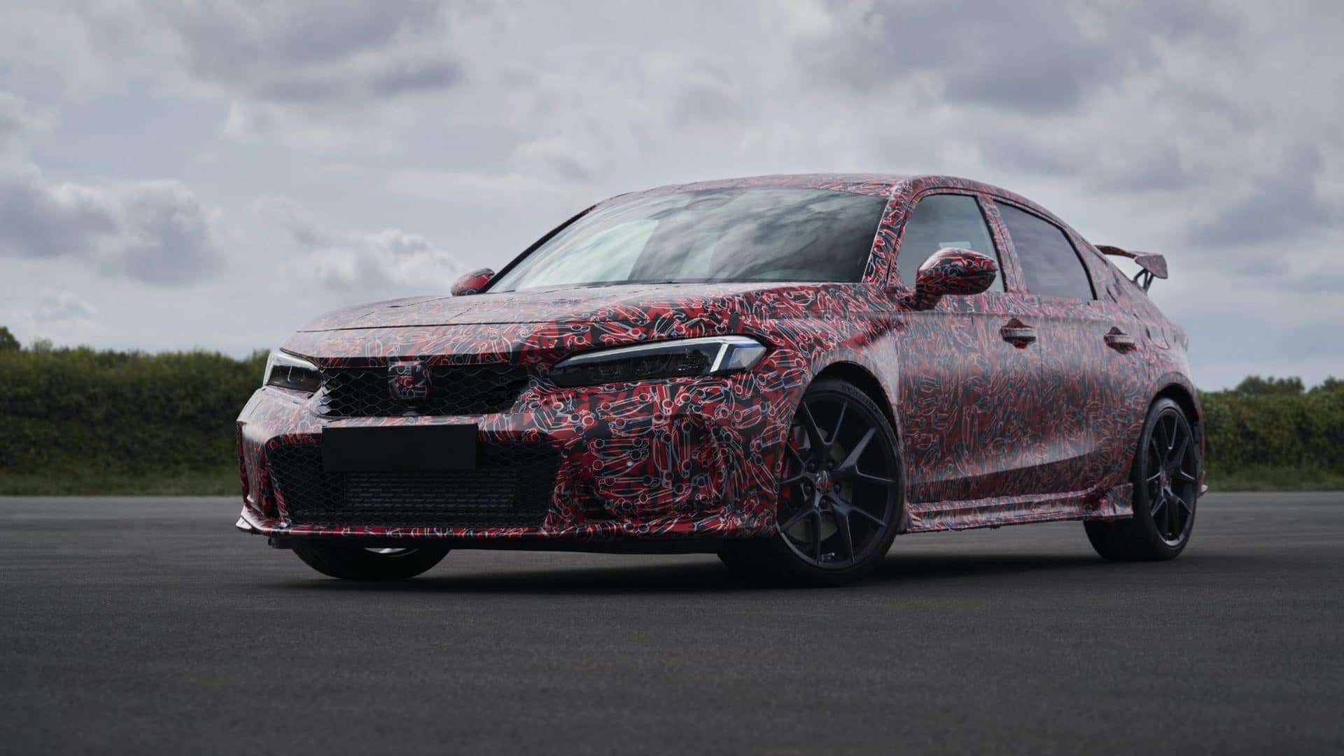 Honda Civic Type R 2023 todo camuflado na pista de testes