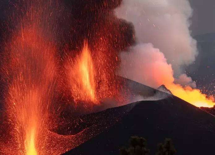 cumbre-vieja-capa-erupcao-695x500.webp