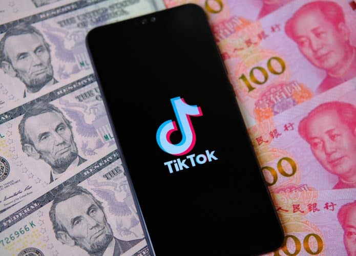 Símbolo do TikTok ao lado de células americana s e chinesas