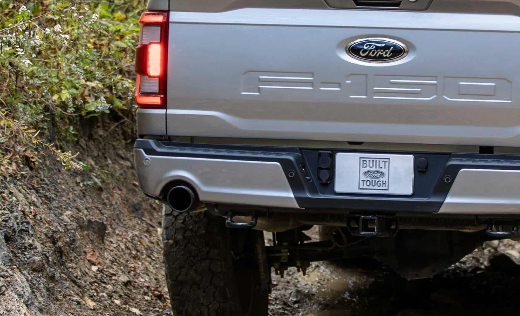 Parte traseira de uma F-150 da Ford, com destaque para a área de escapamento