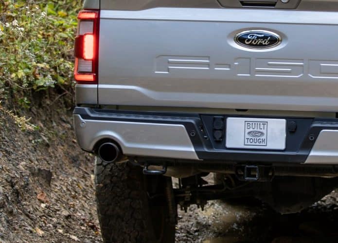 Parte traseira de uma F-150 da Ford, com destaque para a área de escapamento