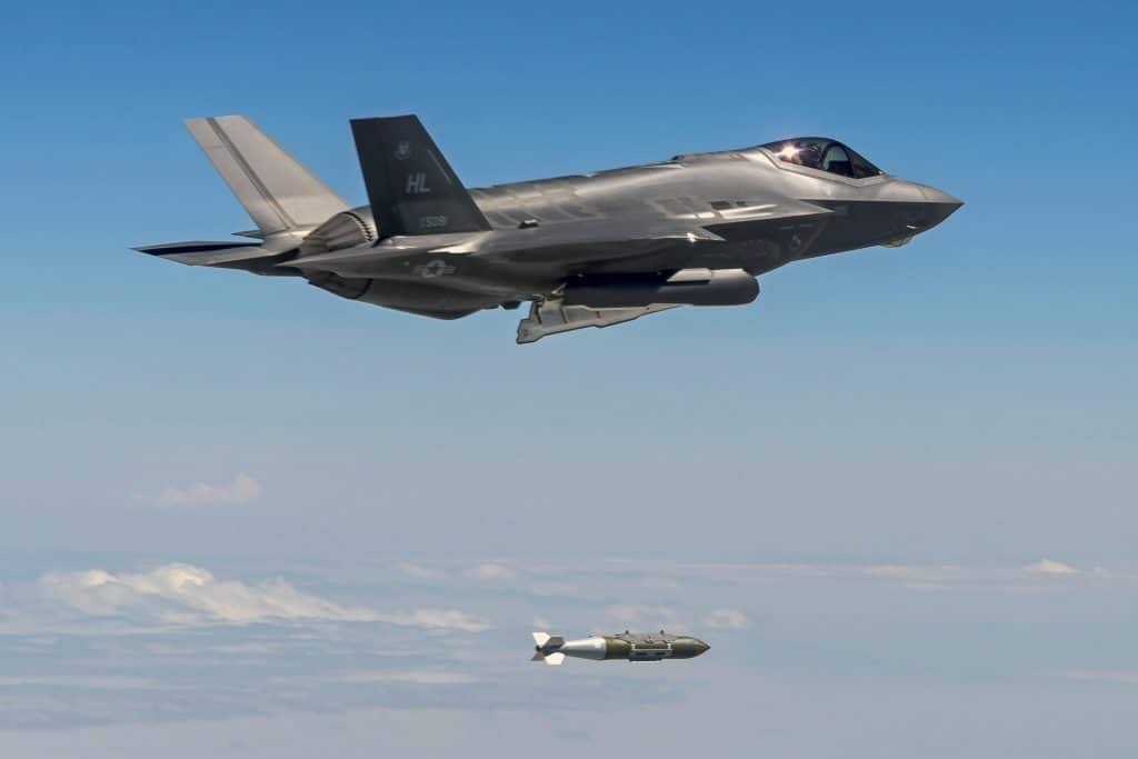 Uma aeronave F-35A Lightning II lançando uma bomba GBU-31 de 2.000 libras em um campo de testes