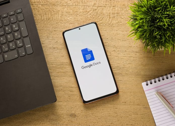 Logotipo do Google Docs exibido na tela de um celular Android