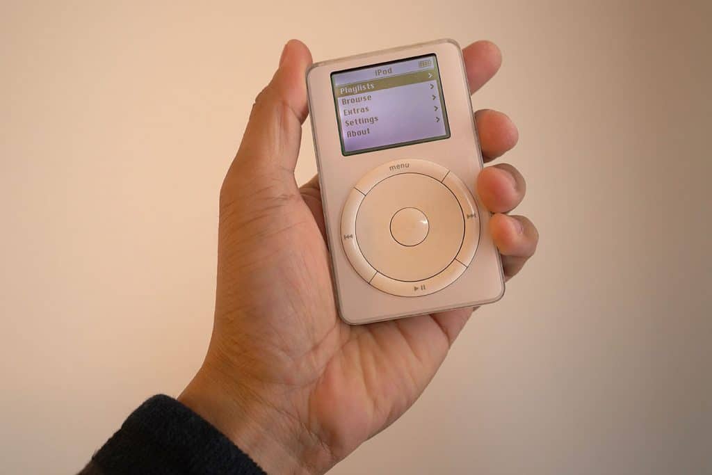 mão segurando um ipod de primeira geração