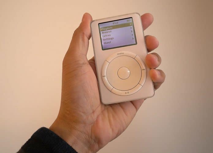 mão segurando um ipod de primeira geração