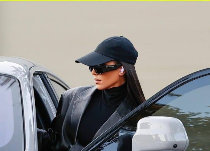 Kim Kardashian aparentemente usa Beats Fit Pro (Imagem: divulgação/Just Jared)