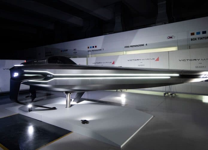 lancha da racebird em exposição