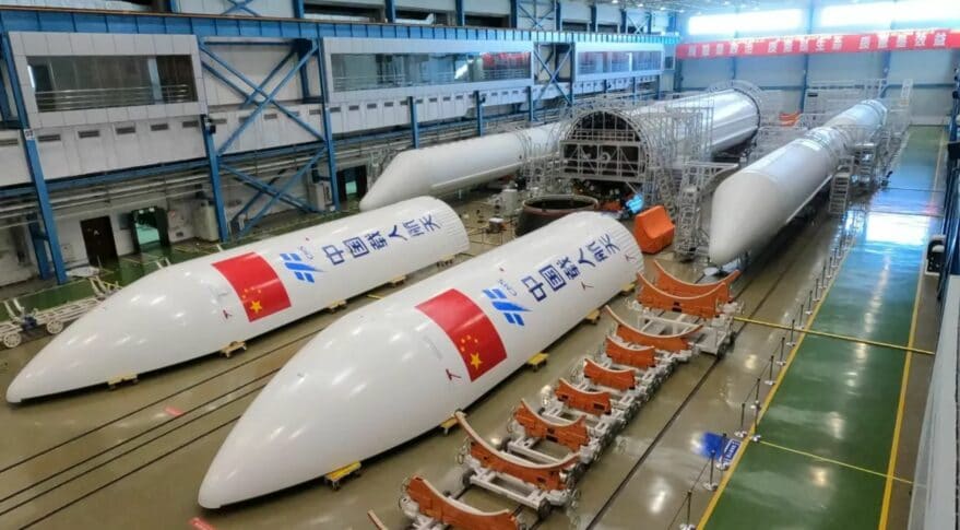 Imagem mostra dois foguetes Long March desmontados - o mesmo modelo foi teoricamente usado pela China em teste de míssil que circulou a Terra