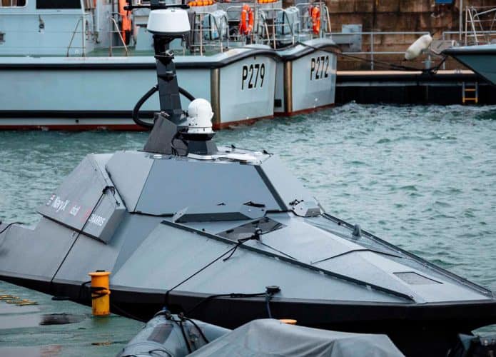 navio não tripulado embarcado no cais