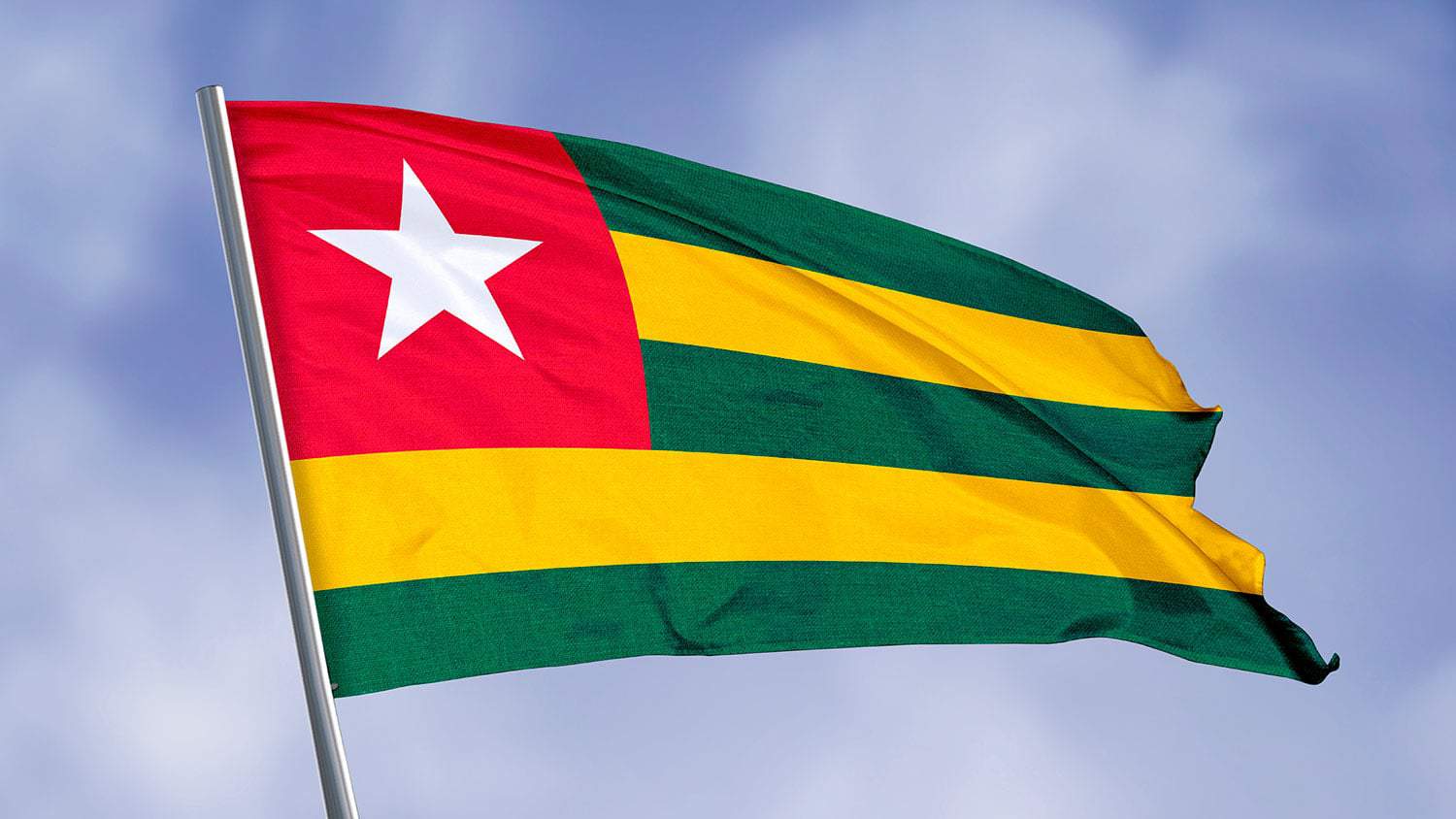 bandeira do togo balançando contra céu limpo