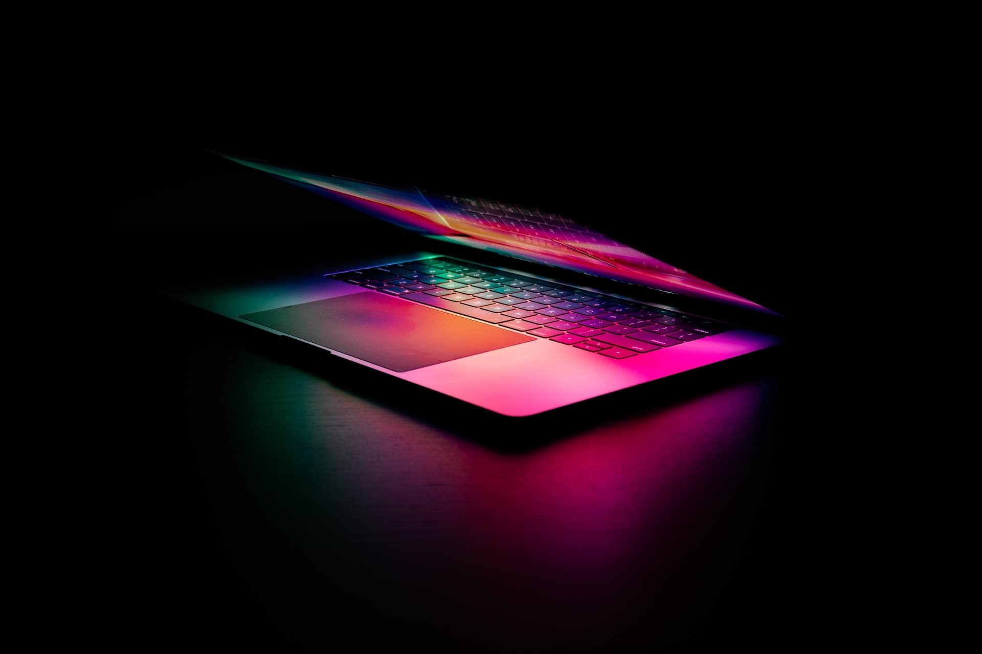 Novos MacBook Pro podem compartilhar tela de mini-Led de 120Hz do iPad Pro. Imagem: Martin Sanchez/Unsplash