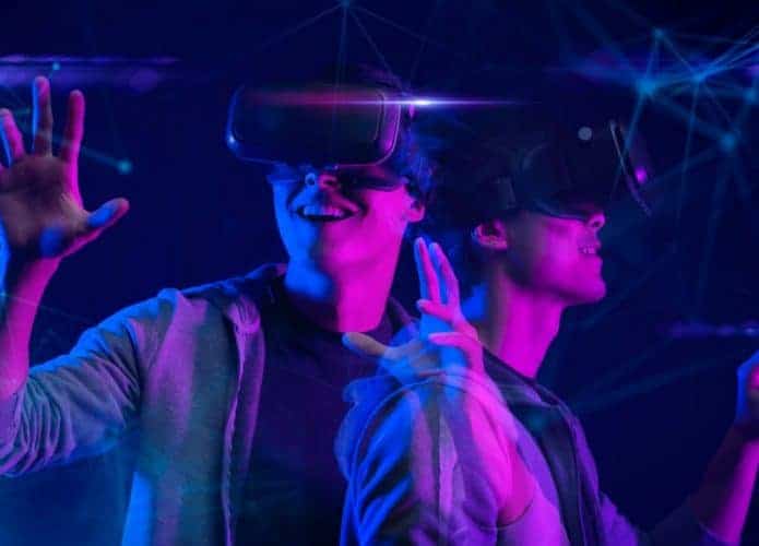 Adolescentes usam óculos de realidade virtual