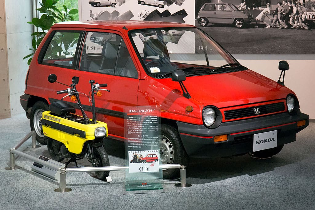 Motocompo antigo ao lado de um Honda City
