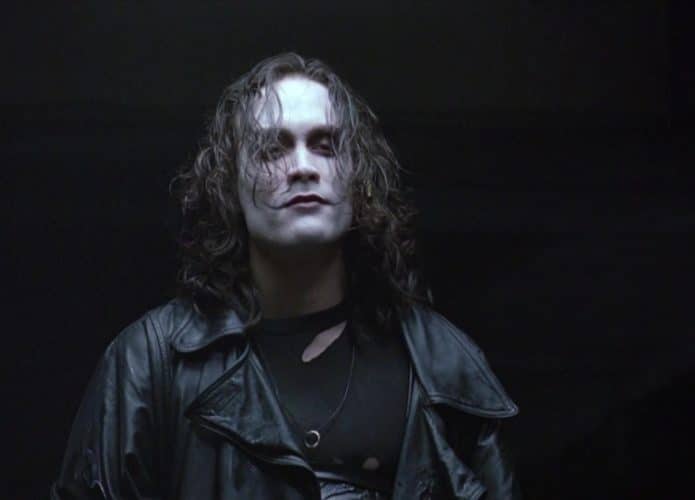 Brandon Lee no set de 'O Corvo'. Imagem: Miramax/Divulgação