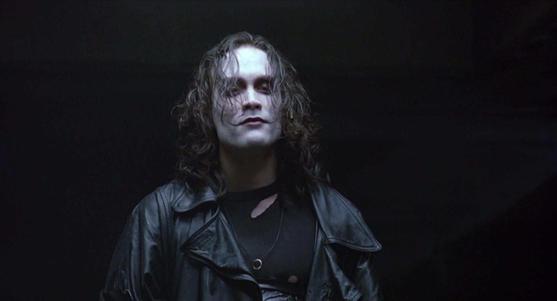 Brandon Lee no set de 'O Corvo'. Imagem: Miramax/Divulgação