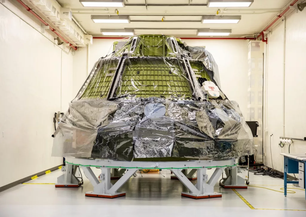 Imagem mostra a cápsula Orion, do Projeto Artemis da Nasa, em sua linha de montagem