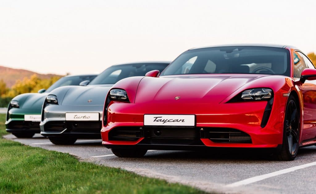 Porsches Taycan em fila