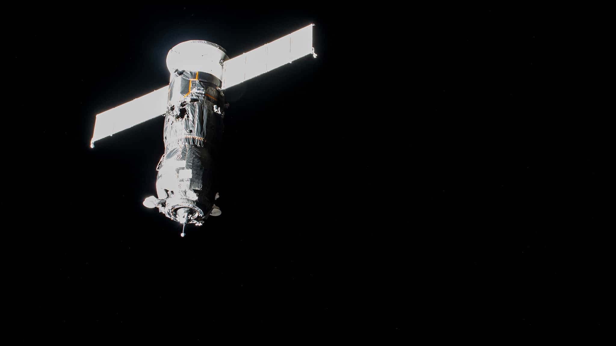 Nave russa Progress MS-17 muda ponto de ancoragem na ISS