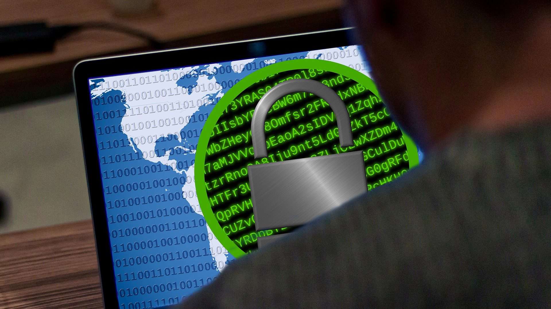 Ilustração de um ataque de ransomware com uma pessoa olhando para o computador e uma imagem de um cadeado e códigos binários