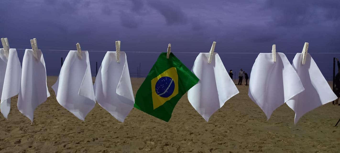 Lenços brancos pendurados em Copacabana