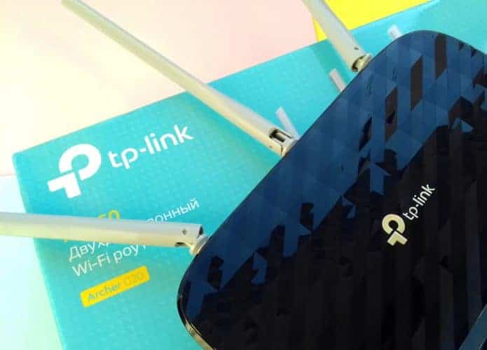 Roteador TP-Link em cima de uma caixa