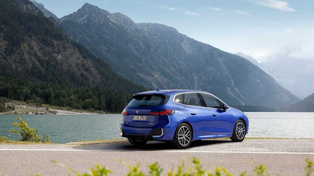 Novo BMW Série 2 em uma paisagem bucólica