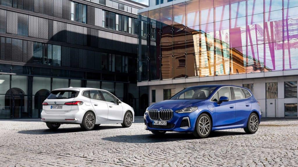 Dois carros BMW Série 2 nas cores branca e azul, lado a lado