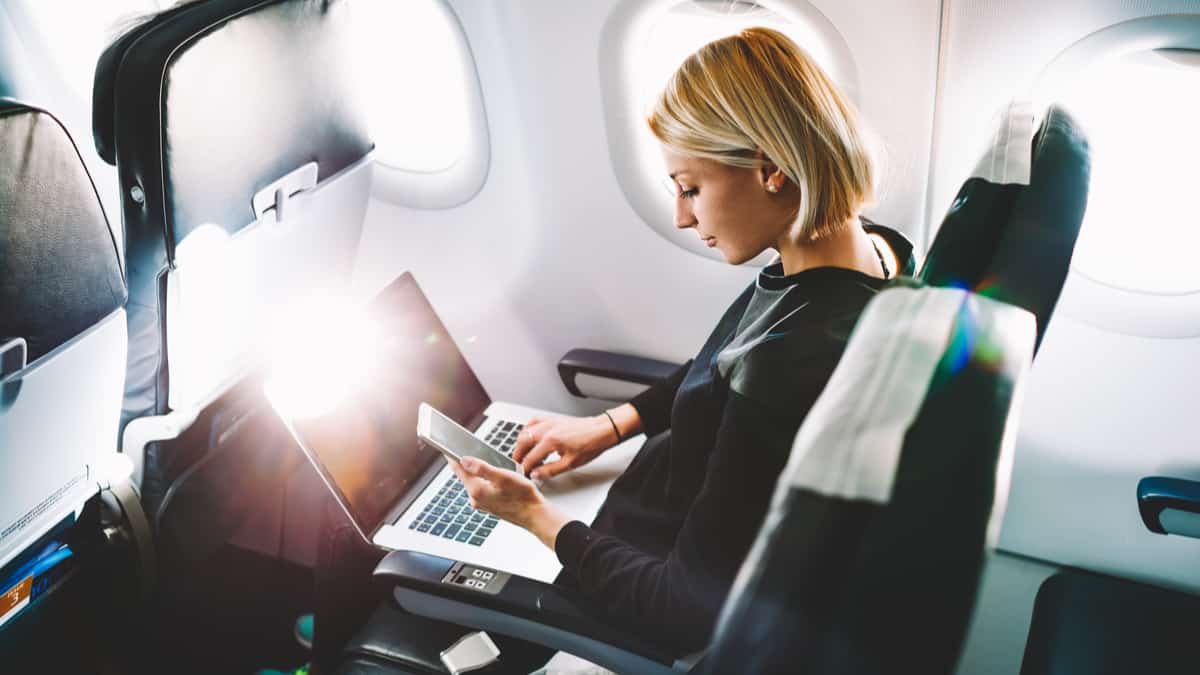 Mulher usando internet em um avião