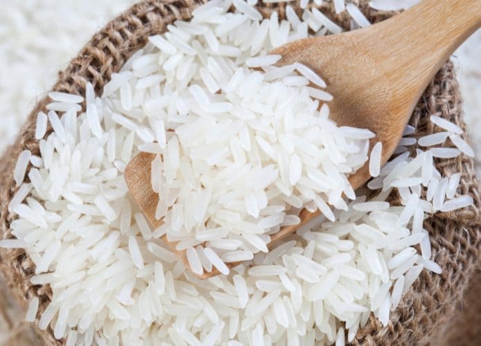 Imagem de uma tigela de arroz com uma colher de pau