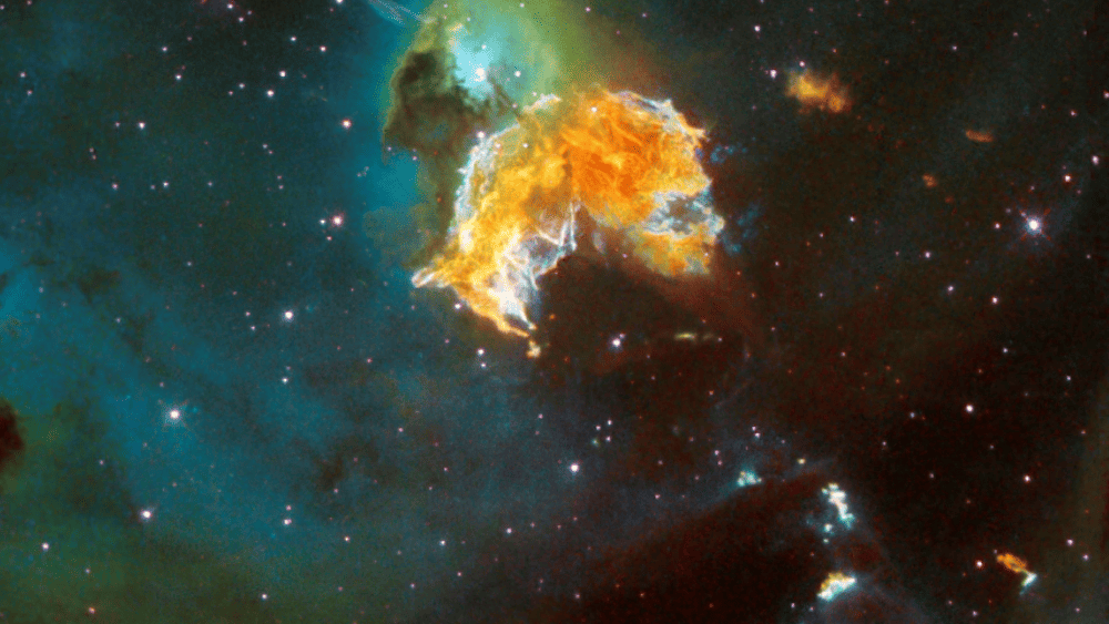 Uma supernova parecida com o personagem "Pac-Man" dos videogames, registrada pelo Hubble