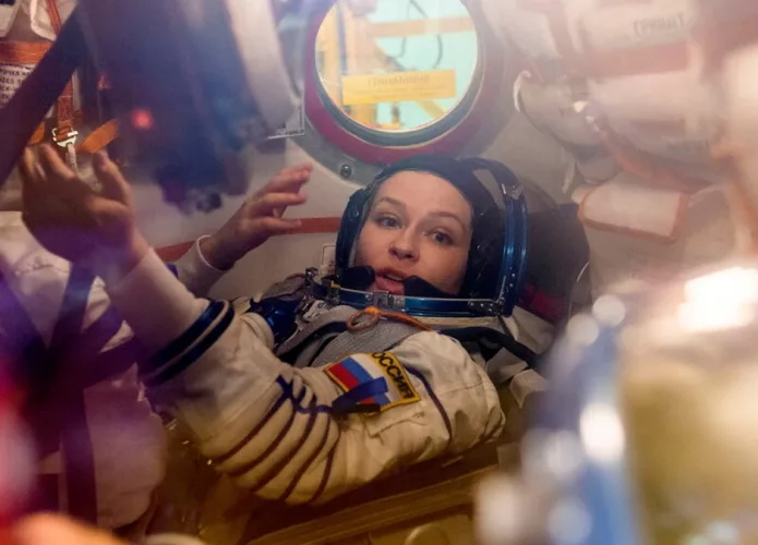 A atriz russa Yulia Peresild, momentos antes do lançamento da nave Soyuz MS-19, onde ela participará da gravação do primeiro filme no espaço