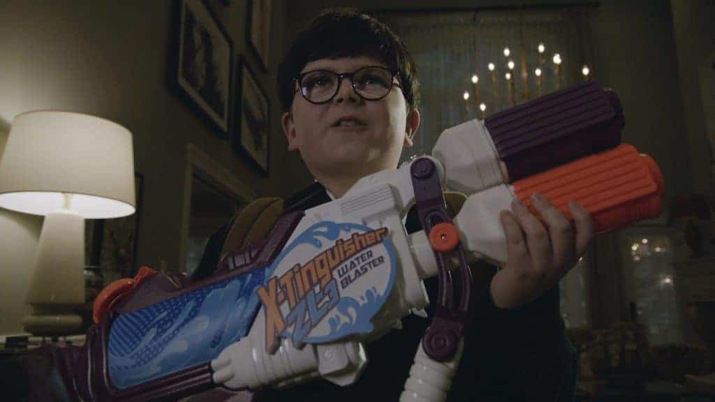 Max, personagem de Archie Yates, está longe de ser um garotinho inocente. Imagem: Disney+/20th Century Studios.