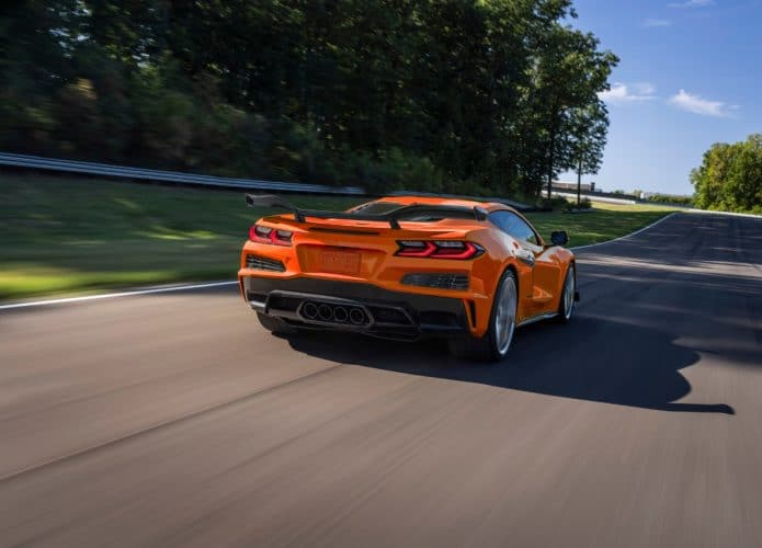 Corvette Z06 2023 correndo na estrada