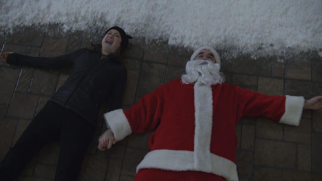 Ellie Kemper e Rob Delaney são a alma de  ‘Esqueceram de Mim no Lar, Doce Lar’. Imagem: Disney+/20th Century Studios