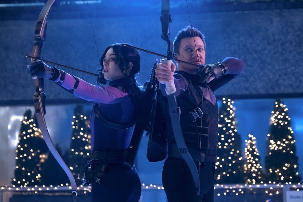 Kate Bishop (Hailee Steinfeld) e Clint Barton (Jeremy Renner) são discípula e mestre em 'Gavião Arqueiro'. Imagem: Chuck Zlotnick/Marvel Studios