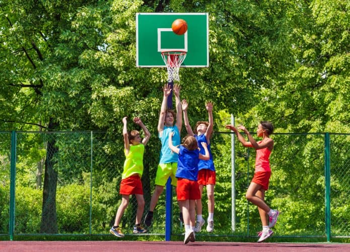 Adolescentes jogando basquete