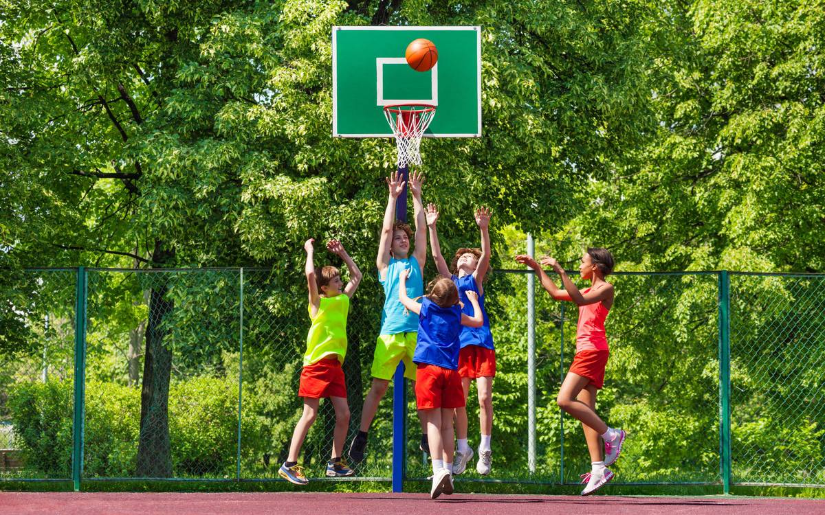 Adolescentes jogando basquete