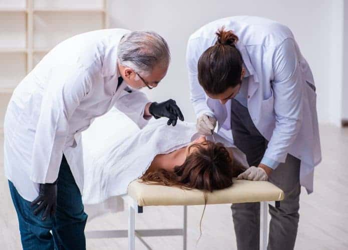 Médicos Fazendo uma autópsia