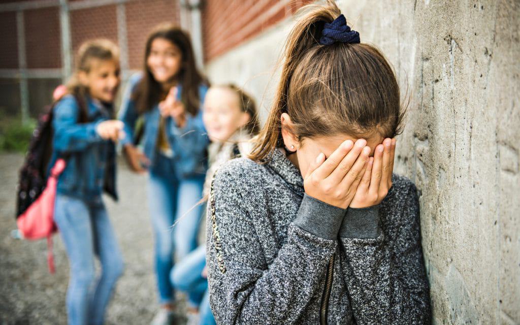 Meninas praticando bullying contra uma outra