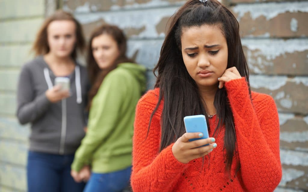 Meninas praticando bullying contra uma outra