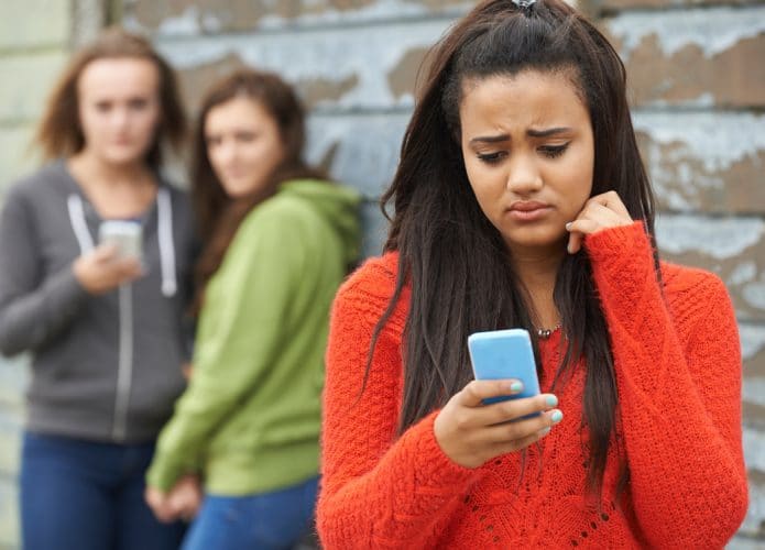 Meninas praticando bullying contra uma outra
