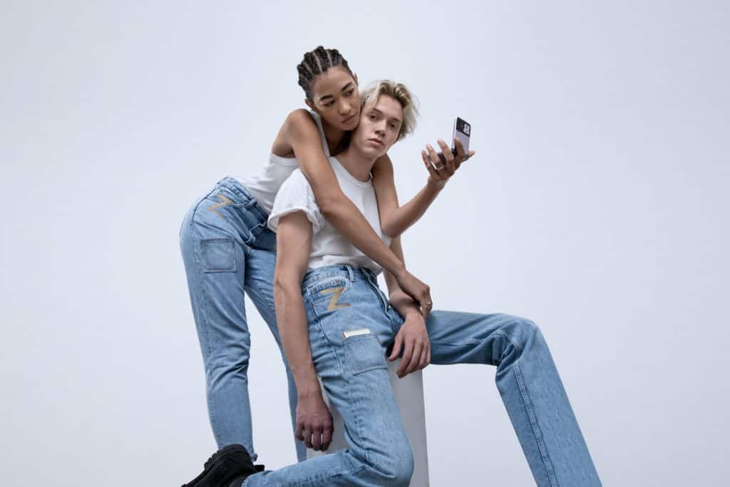 Dois modelos com a calça Dr Denim que já vem com o Galaxy Z Flip 3