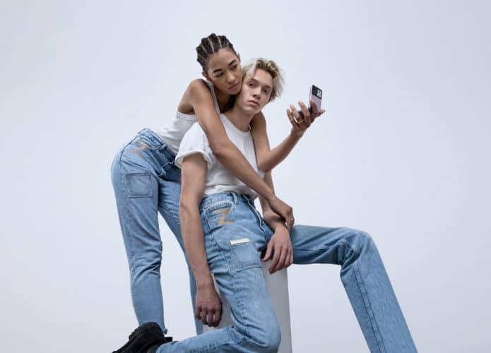 Dois modelos com a calça Dr Denim que já vem com o Galaxy Z Flip 3