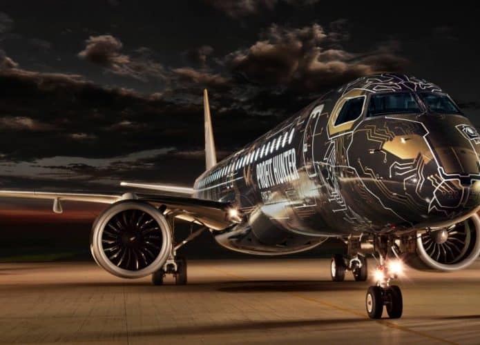 E195-E2 da Embraer estacionado no pátio à noite