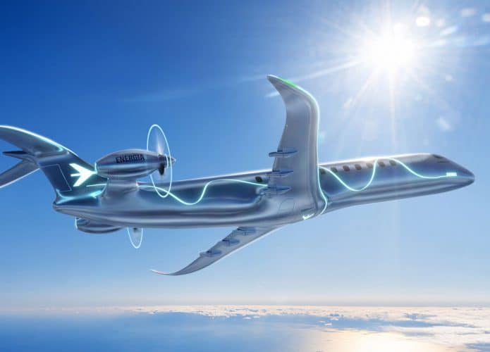 avião de gás e hidrogênio sobrevoando o mar