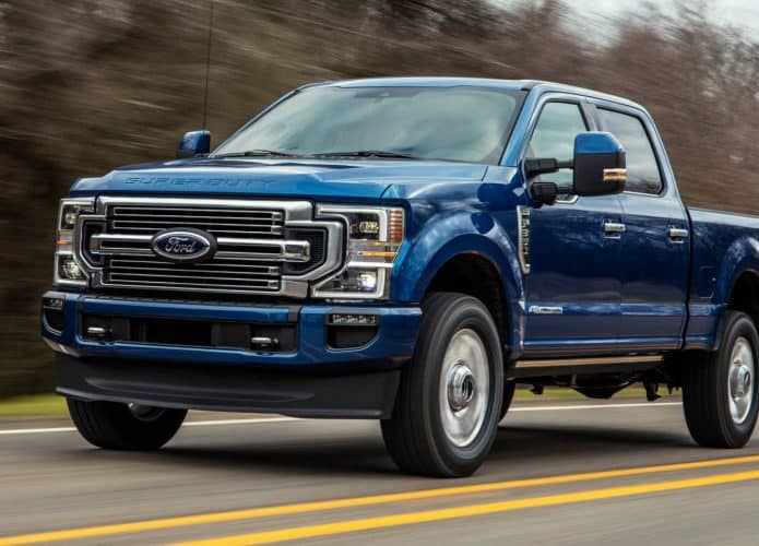 ford super duty 2022 acelerando na estrada em um dia nublado