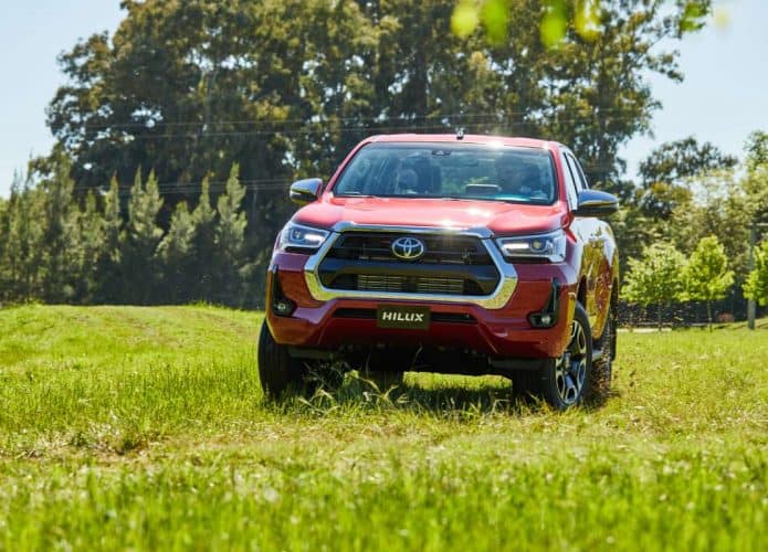 hilux 2022 andando na grama